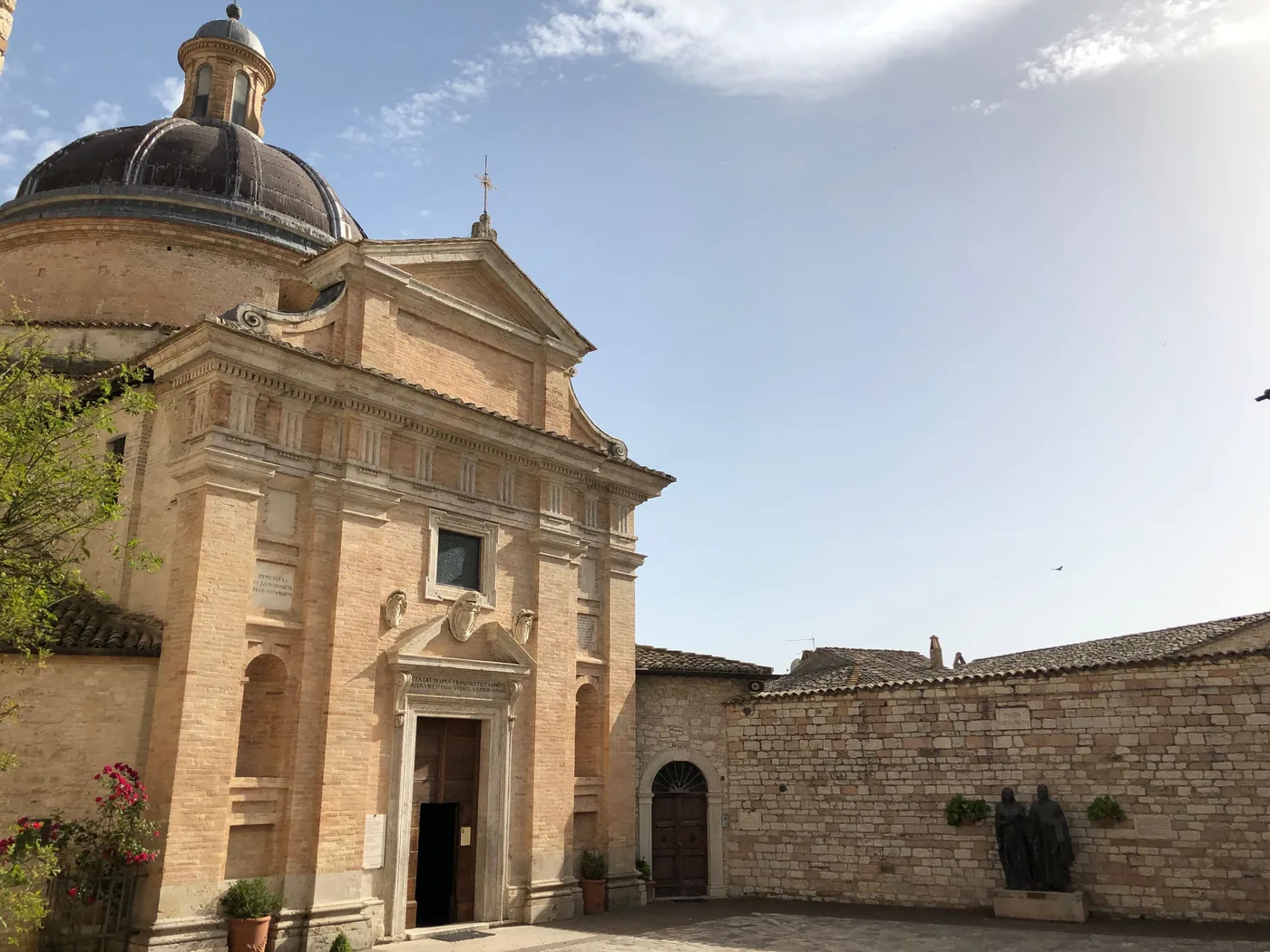 Chiesa in pietra nel centro storico di Assisi