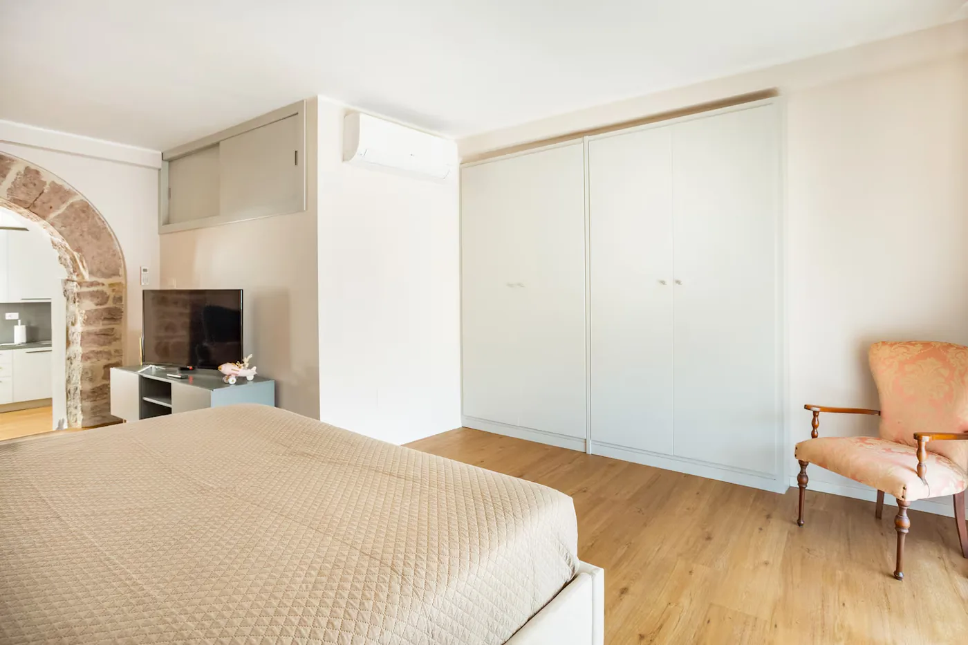 Zona notte del loft con armadio a muro