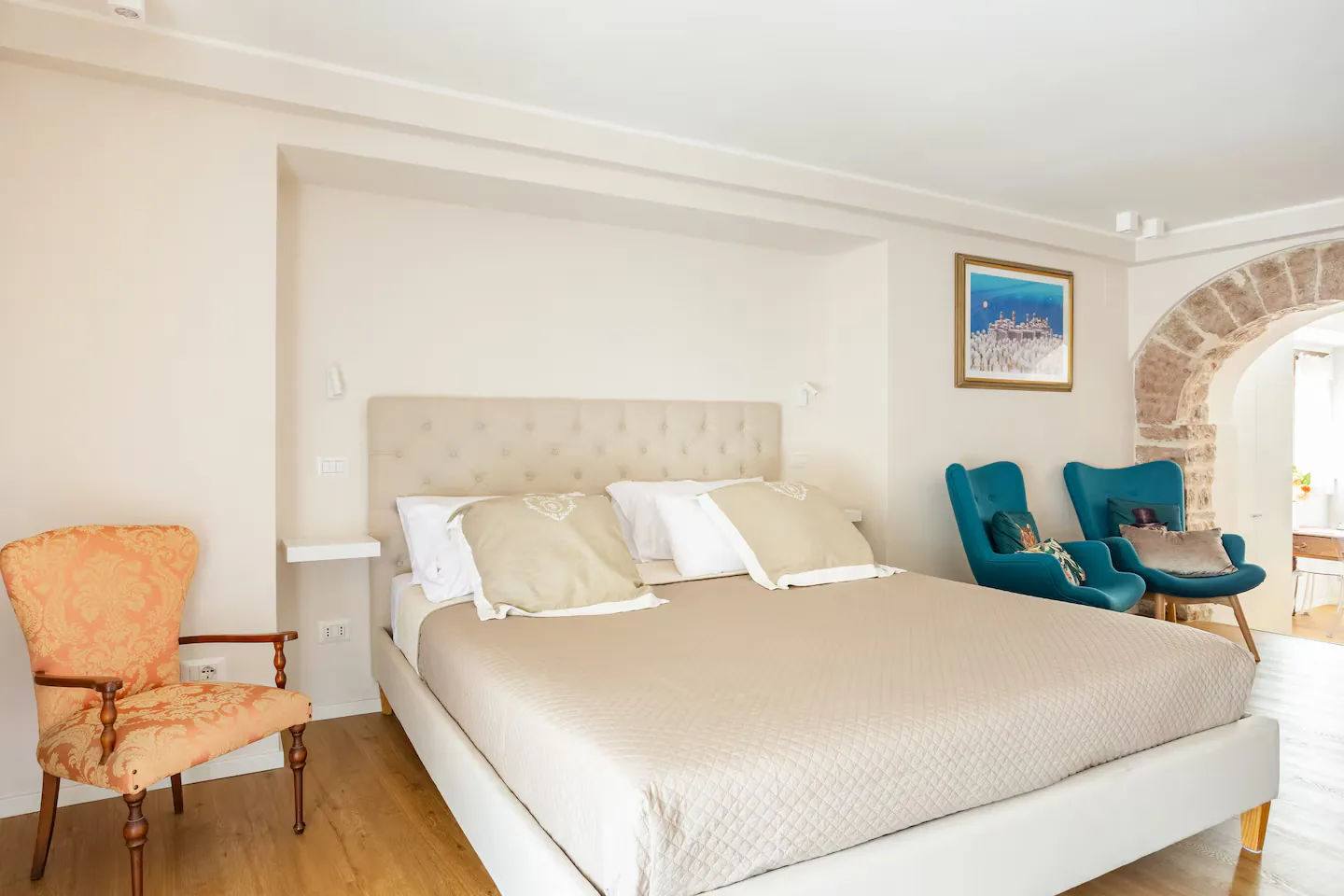 Fratello Sole luxury loft ad Assisi: camera e salottino con poltrone