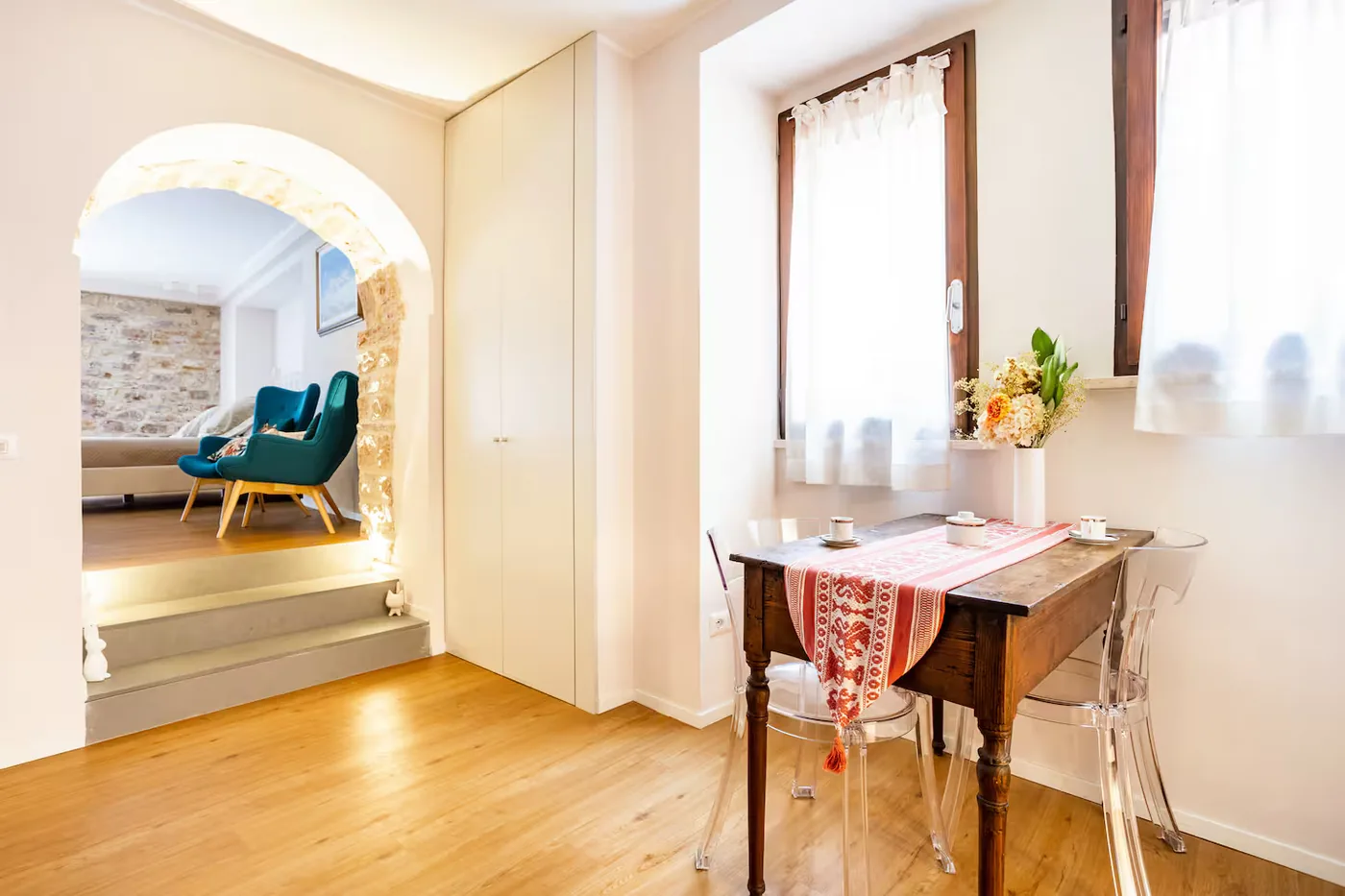 Tavolo da pranzo del loft Fratello Sole sotto l'arco in pietra