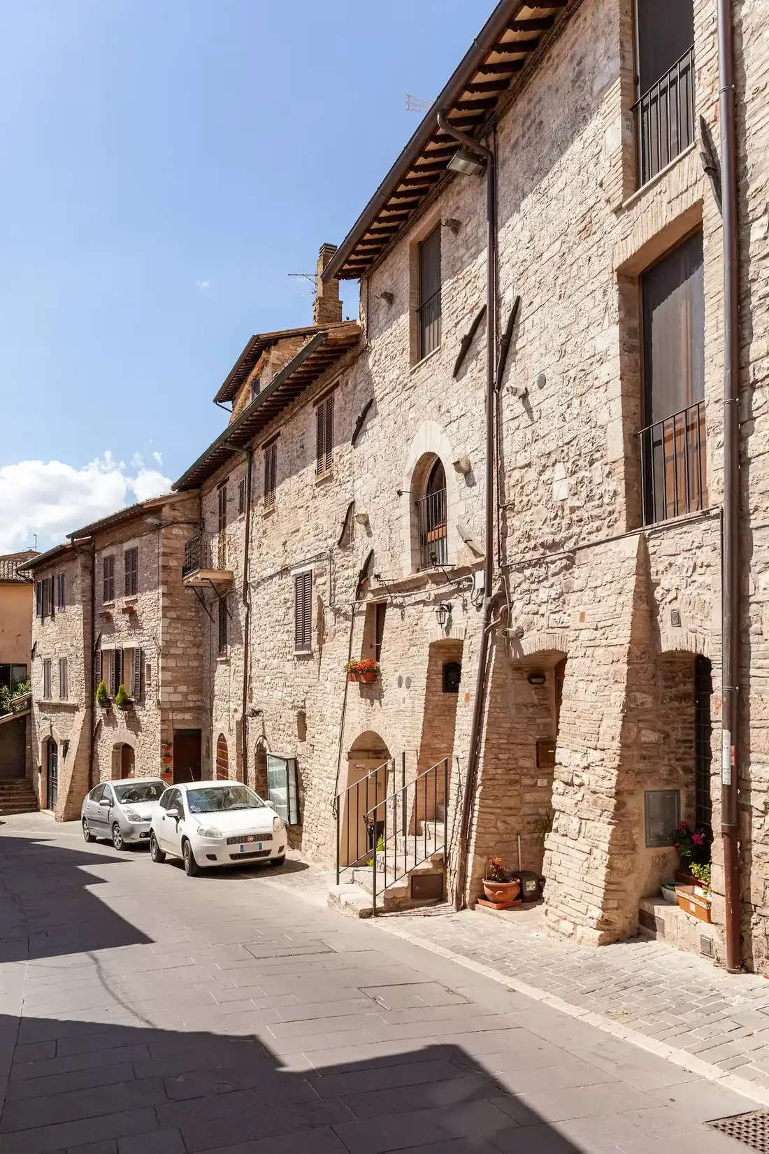 Vicolo del centro storico di Assisi in pietra rosa del Subasio