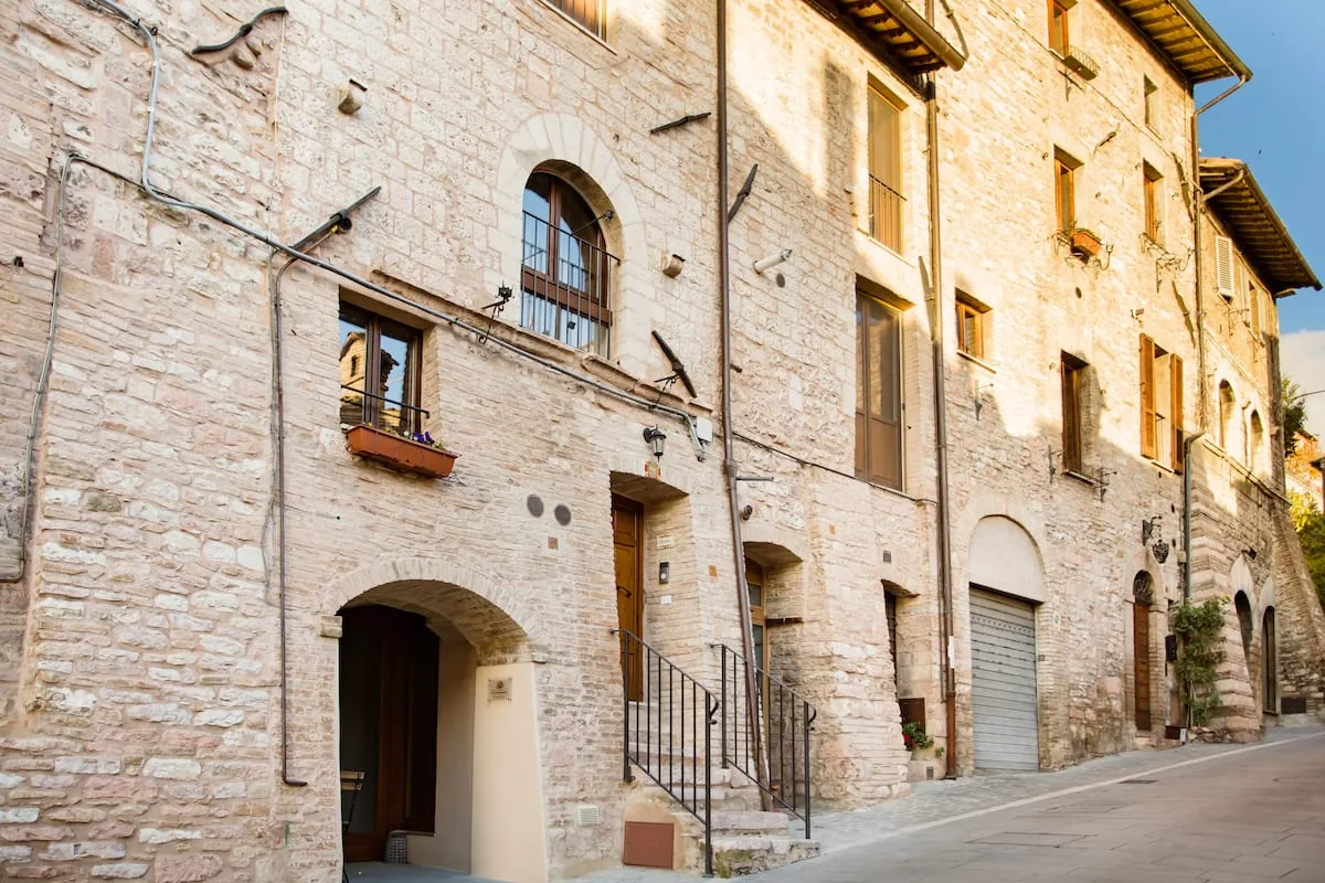 Via Fontebella ad Assisi, case medievali in pietra rosa del Subasio