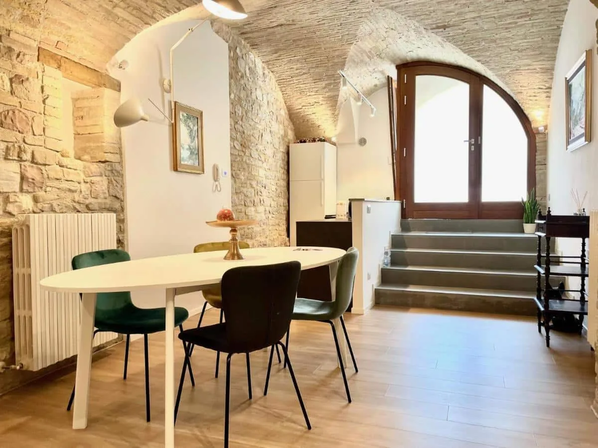 Sorella Luna boutique home ad Assisi: sala da pranzo con volta e scala in pietra