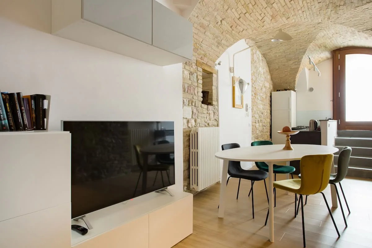 Soggiorno di Sorella Luna con Smart TV e tavolo da pranzo